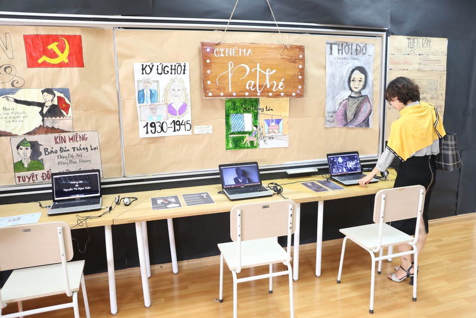 
Khách tham quan khu vực “Ký ức 1930 - 1945” với các đoạn phim ngắn ghi lại ký ức của các nhân chứng lịch sử thời kỳ 1930 -1945.
