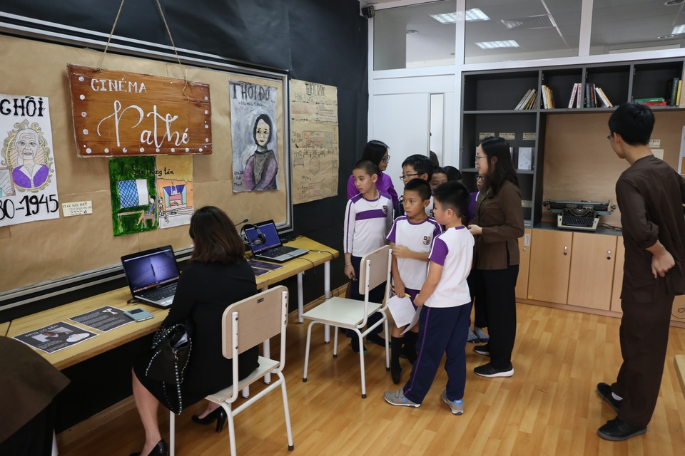 Học sinh và khách tham quan triển lãm