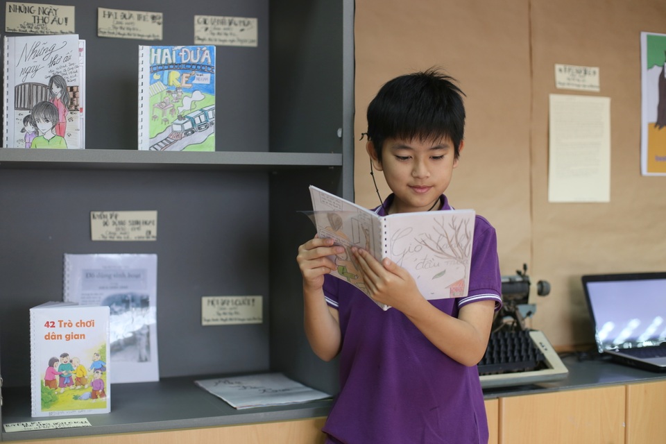 Một vị khách “nhí” đang say sưa đọc các tác phẩm văn học viết về trẻ em giai đoạn 1930 -1945 đã được chuyển thể thành truyện tranh.