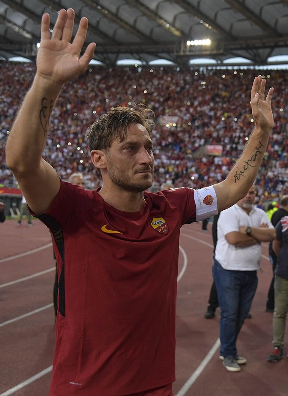 Totti bật khóc trong ngày chia tay AS Roma - 1 Totti bật khóc trong ngày chia tay AS Roma