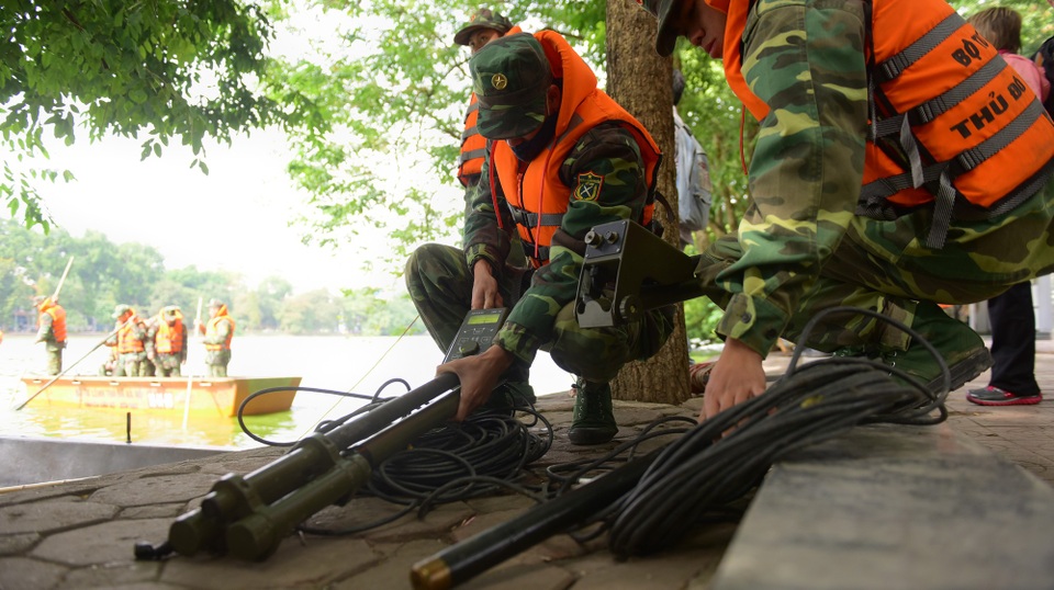 Hà Nội bắt đầu nạo vét bùn Hồ Gươm với kinh phí 30 tỉ đồng - 10
Thiết bị rà soát bom mìn, vật liệu nổ của Tiểu đoàn 554 (Bộ Tư lệnh Thủ đô Hà Nội) được đưa vào rà soát để đảm bảo an toàn. Dự kiến đến đầu tháng 12, Công ty TNHH một thành viên Thoát nước Hà Nội bắt đầu nạo vét Hồ Gươm.