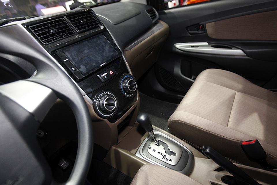 Toyota Avanza - Đừng thách thức khách hàng Việt - 10
Tay lái của Avanza được bọc cao su, có tích hợp điều khiển âm thanh. Hộp số tự động 4 cấp khá quan thuộc trên các mẫu Toyota tại Việt Nam trước đây như Prado, Altis, Vios...