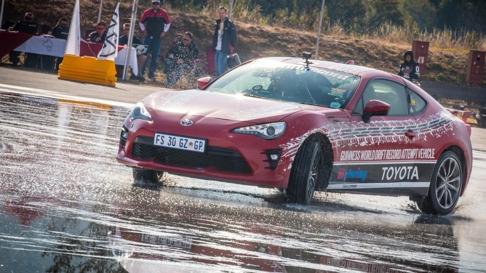 Kỷ lục drift trong gần 6 tiếng liên tục - 1 Kỷ lục drift trong gần 6 tiếng liên tục - 1