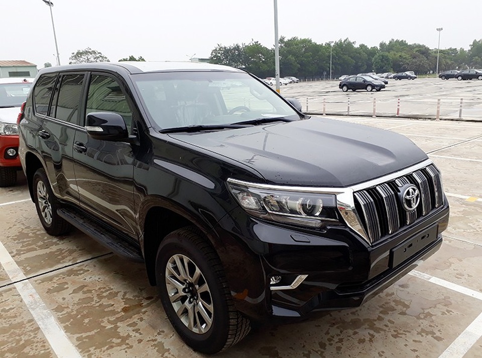 
Toyota Land Cruiser Lần đầu tiên được nhập khẩu phân phối chính thức tại Việt Nam vào năm 2011 và có phiên bản nâng cấp năm 2014. Năm 2015 lần đầu tiên mẫu xe này được trang bị hộp số tự động 6 cấp và đến phiên bản 2018 tới đây đã có thêm hệ thống dẫn động bốn bánh toàn thời gian và hệ thống điều khiển hành trình.
