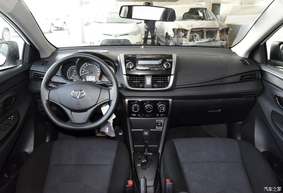 Toyota ra mắt phiên bản mới của Yaris tại Trung Quốc - 7 Nội thất được cho là của Yaris L 1.3L tại Trung Quốc; ghế nỉ, điều hòa chỉnh tay, tay lái không tíh hợp điều khiển hệ thống giải trí, gương chiếu hậu chỉnh tay...