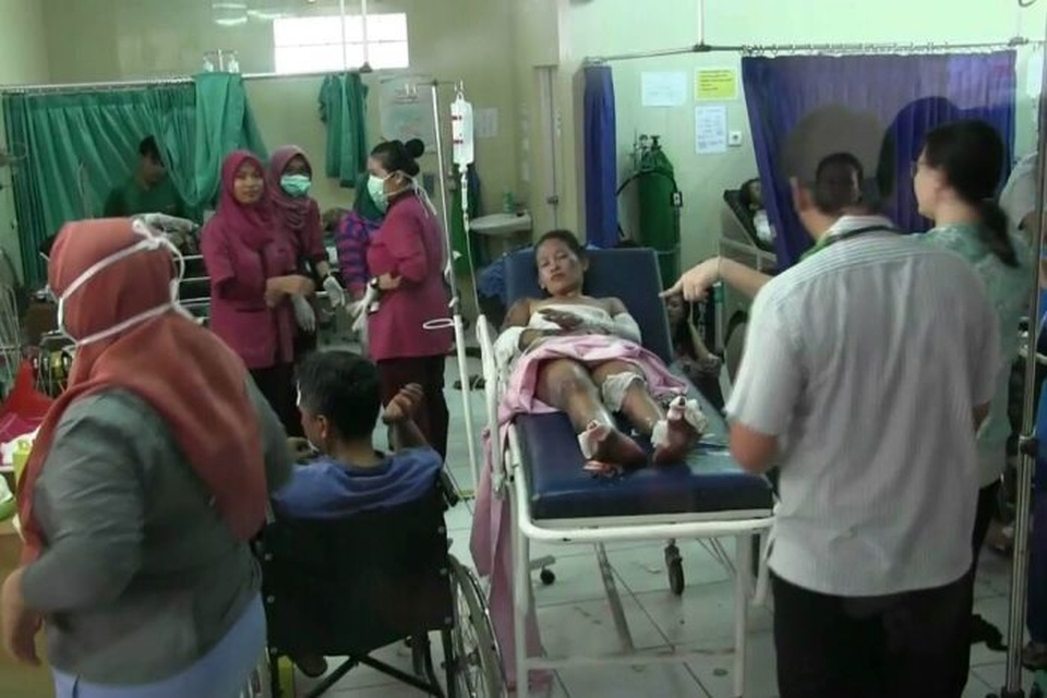 Nổ nhà máy pháo hoa Indonesia, gần 50 người chết - 2
Các nạn nhân bị bỏng trong vụ nổ được đưa vào viện. (Ảnh: ABC News)