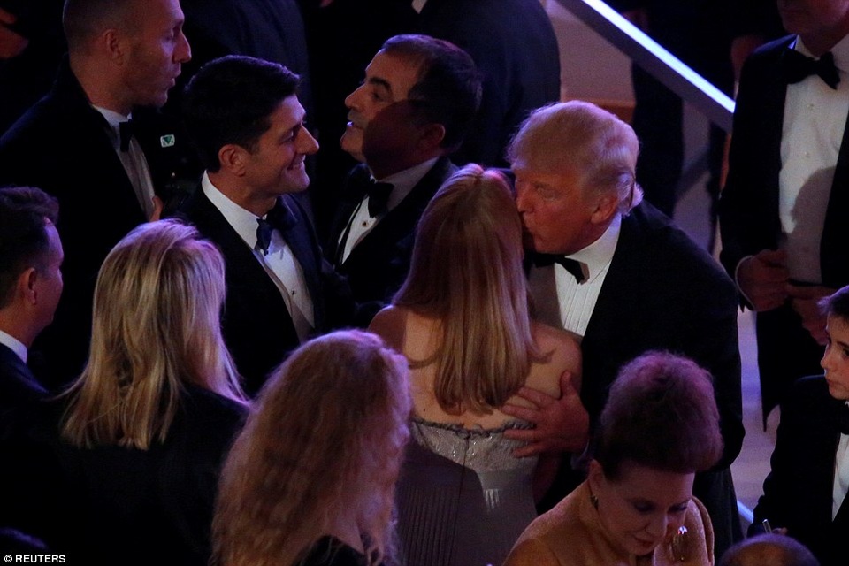 
Trong bài phát biểu, khi đề cập đến lễ nhậm chức vào sáng hôm sau, ông Trump đã hài hước nói rằng: “Ngày mai trời có thể mưa. Nhưng tôi không quan tâm. Chẳng vấn đề gì hết. Nếu thực sự trời mưa, không sao cả, bởi mọi nó sẽ khiến mọi người nhận ra rằng mái tóc của tôi là thật. Có thể sẽ có một chút xáo trộn, nhưng mà họ sẽ thấy mái tóc của tôi là thật”. Trong ảnh: Tổng thống đắc cử Trump chào các quan khách tại bữa tiệc. (Ảnh: Reuters)
