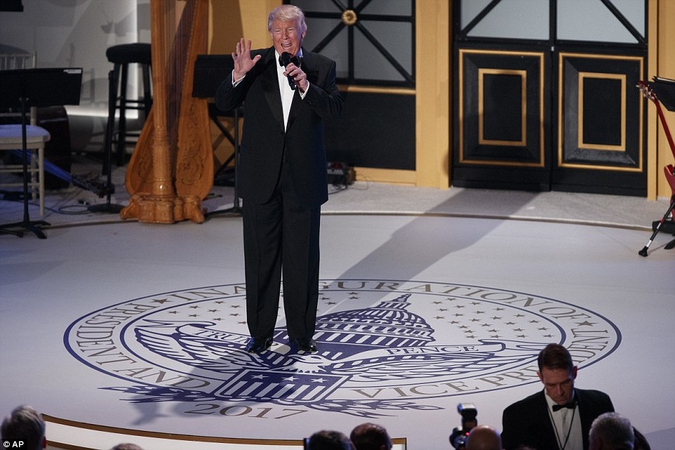 
Trước khi bữa tiệc bắt đầu, Tổng thống đắc cử Trump đã có bài phát biểu tri ân các nhà tài trợ cũng như các trợ lý đã kề vai sát cánh cùng ông trong suốt chiến dịch tranh cử. (Ảnh: AP)
