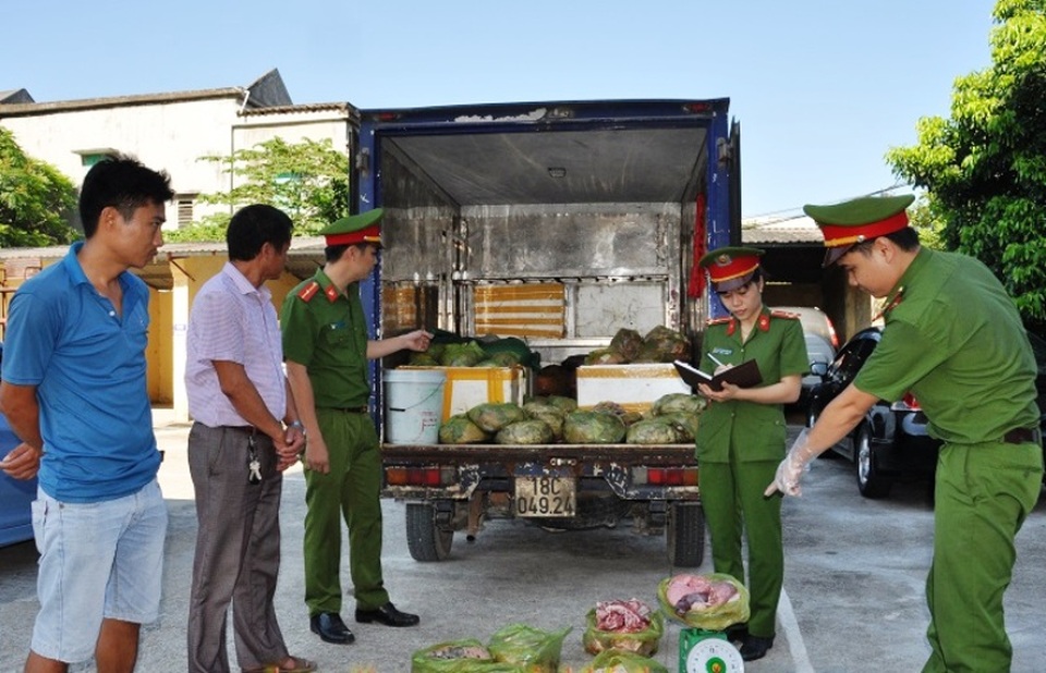 Bắt xe tải chở hơn nửa tấn nội tạng lợn hôi thối đưa vào Ninh Bình tiêu thụ - 1 Xe tải cùng tang vật thực phẩm bẩn bị Công an Ninh Bình bắt giữ.