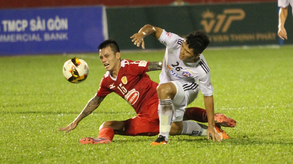Đội bóng của Công Vinh bị SHB Đà Nẵng cầm hòa trên sân nhà - 2 Hà Đức Chinh của SHB Đà Nẵng bị kèm rất chặt (ảnh: Trọng Vũ)