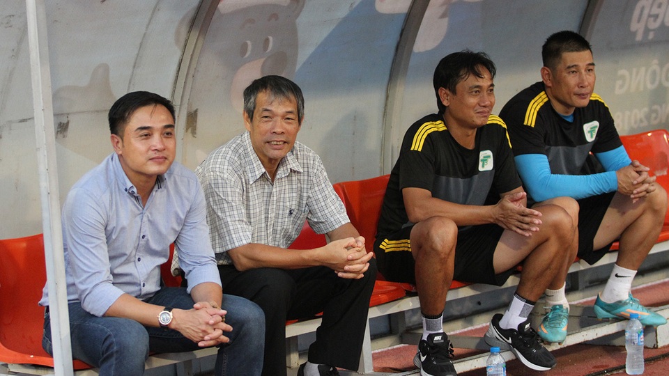 Công Phượng, Tuấn Anh đi xem Xuân Trường đá bóng - 8 HLV của tuyển TPHCM trong trận này là ông Nguyễn Đức Thắng (bìa trái)