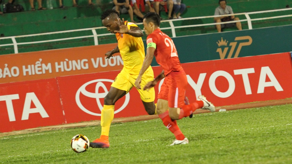 Đánh bại CLB TPHCM, Hải Phòng áp sát ngôi đầu V-League - 2 Stevens (trái) là tác giả của bàn thắng duy nhất trong trận này (ảnh: Trọng Vũ)