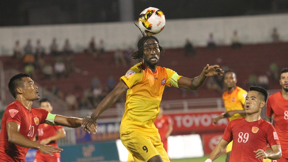 Đánh bại CLB TPHCM, Hải Phòng áp sát ngôi đầu V-League - 1 Hải Phòng (áo vàng) nhỉnh hơn so với CLB TPHCM (ảnh: Trọng Vũ)