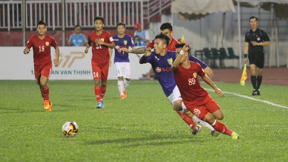Vòng 6 V-League 2017: TPHCM và HA Gia Lai sẽ thể hiện bộ mặt nào? - 1 CLB TPHCM (áo đỏ) của quyền chủ tịch Lê Công Vinh có tìm được chiến thắng ở vòng 6? (ảnh: Trọng Vũ)