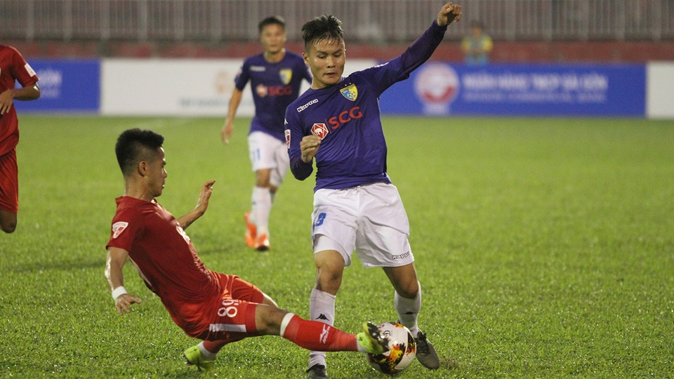 CLB Hà Nội (áo xanh) tỏ ra quá mạnh so với đội chủ nhà TPHCM (ảnh: Trọng Vũ)