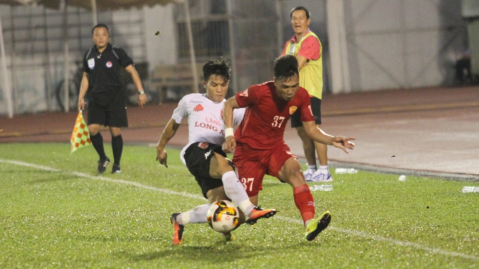 Trò lố ở sân Thống Nhất và V-League trước nguy cơ mất kiểm soát - 1 Nói về V-League, người ta nói nhiều đến các sự cố hơn là bàn về chuyên môn (ảnh: Trọng Vũ)