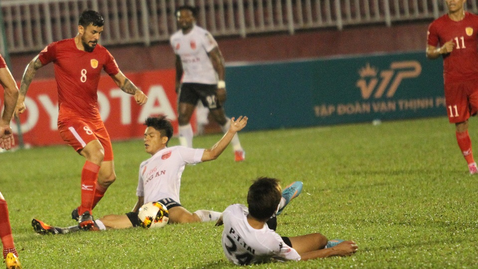 Sự cố sân Thống Nhất và hình ảnh V-League trong mắt người hâm mộ - 1 Người ta kêu gọi ý thức của cầu thủ, nhưng không có biện pháp kỹ thuật cụ thể để tăng cường ý thức ấy (ảnh: Trọng Vũ)