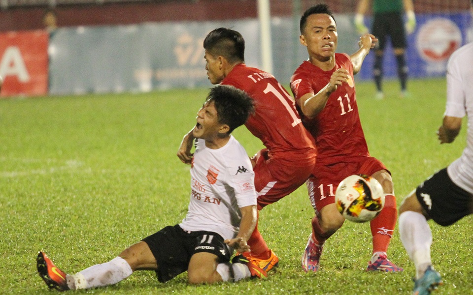 Cầu thủ Long An nhận án phạt, còn trọng tài vô can? - 3 V-League chực chờ bùng nổ các sự cố bất cứ lúc nào, nếu vẫn giữ nguyên cách điều hành như hiện nay (ảnh: Trọng Vũ)