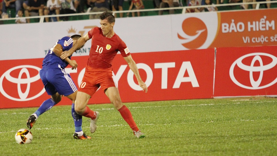 Vòng 3 V-League 2017: Derby trên sân Thống Nhất - 2 Dyachenko (10) đứng trước nhiệm vụ săn bàn cho đội bóng của Lê Công Vinh (ảnh: Trọng Vũ)
