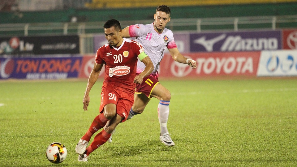 Hàng thủ của CLB TPHCM nhiều lần bị khoang thủng trong trận này (ảnh: Trọng Vũ)