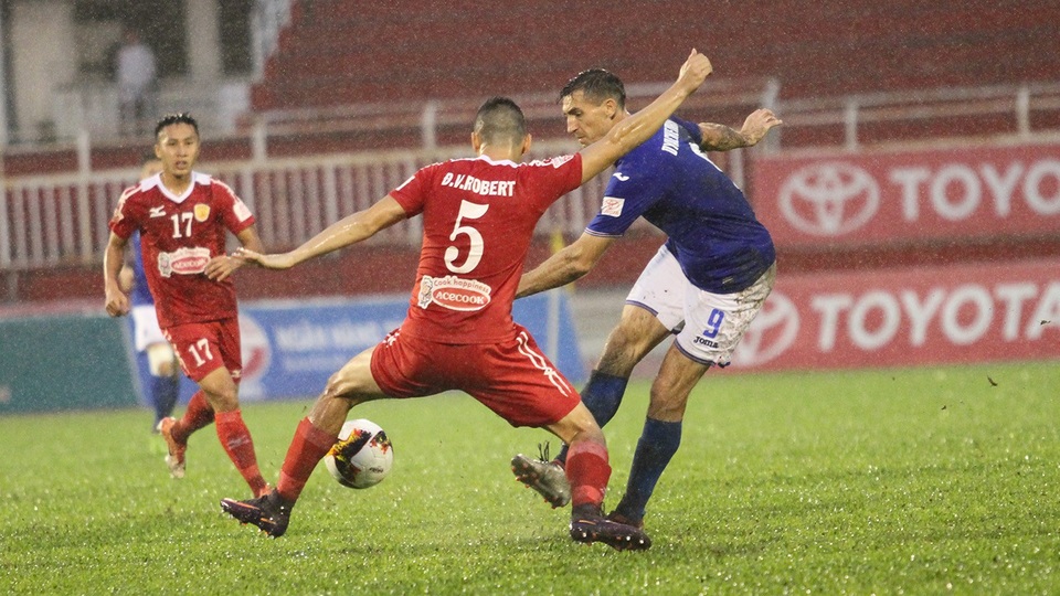 Than Quảng Ninh thắng ngược CLB TPHCM trong ngày HLV Miura dự khán - 2 Dyachenko (9) lập hattrick vào lưới đội bóng cũ (ảnh: Trọng Vũ)