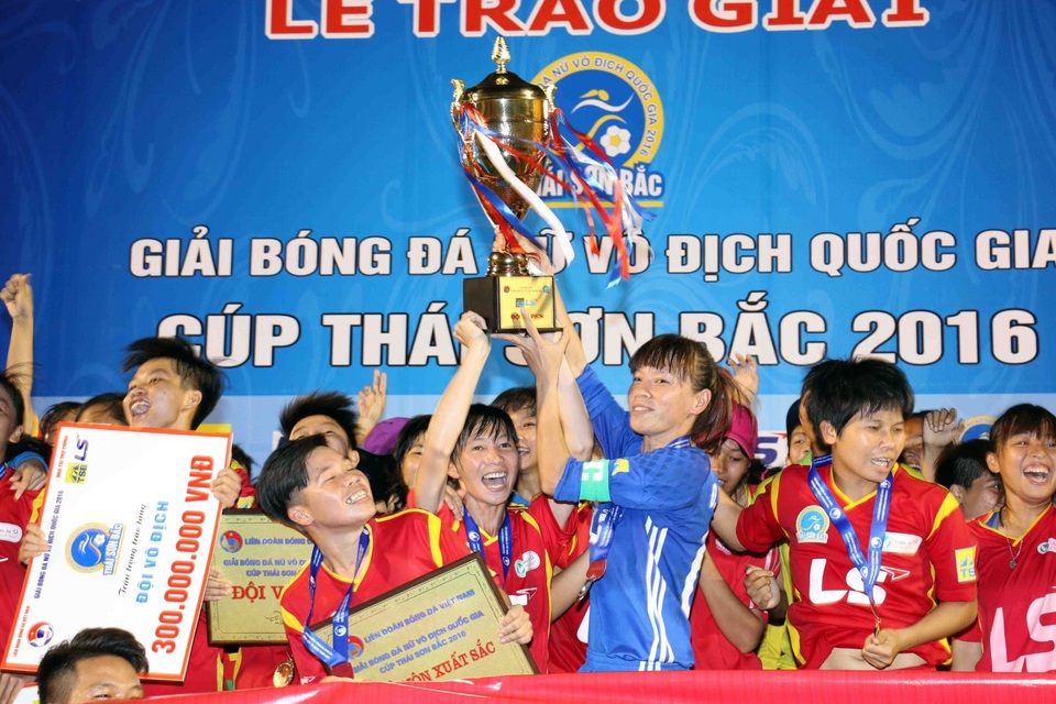 Hơn 700 triệu đồng tiền thưởng cho Giải bóng đá nữ VĐQG - 1 
Đội TP Hồ Chí Minh 1 giành cúp vô địch giải bóng đá nữ Vô địch quốc gia năm 2016
