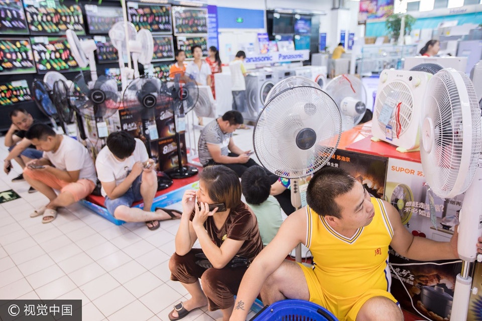 Nghẹt thở cảnh tránh nắng nóng ở Trung Quốc - 7
Nhiều người chọn cách tránh nóng trong các siêu thị. (Ảnh: VCG)