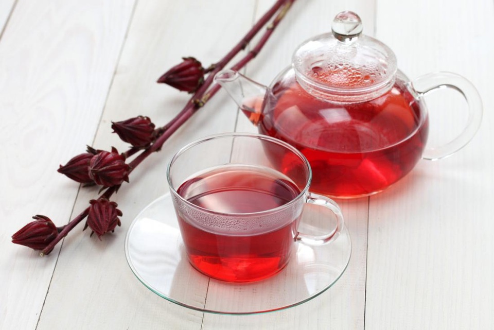Trà artiso đỏ: Lợi ích sức khỏe và nguy cơ - 1 Trà Hibiscus có thể uống nóng hoặc lạnh.