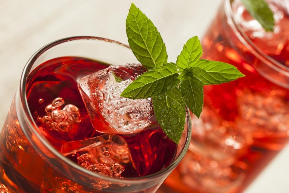 Trà artiso đỏ: Lợi ích sức khỏe và nguy cơ - 2 Không chứa calo và caffein, có thể uống trà hibiscus với đường hoặc mật ong nếu thích ngọt.