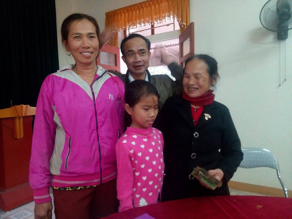 Cô bé nghèo lớp 4 nhặt được gần 40 triệu đồng tìm người trả lại - 3
Đầu năm mới, hành động đẹp của cô trò nhỏ lớp 4 đã thực sự mang tới mùa xuân cho mọi người.