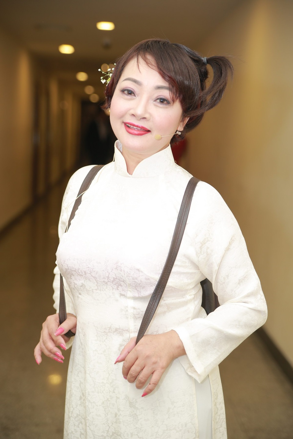 MC Thảo Vân bất ngờ diện đồ bà ba sặc sỡ, khoe giọng hát “ngọt lịm” - 9 Trong tiểu phẩm hài, nghệ sỹ Trà My hoá thân thành cô sinh viên học nhạc viện vì không có giọng hát nên đành phải tập kịch để tốt nghiệp.