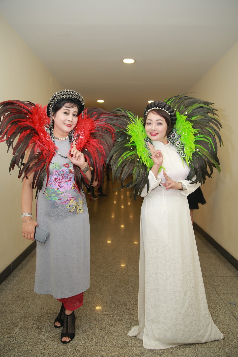 MC Thảo Vân bất ngờ diện đồ bà ba sặc sỡ, khoe giọng hát “ngọt lịm” - 8 Nghệ sỹ Minh Hằng và nghệ sỹ Trà My tinh nghịch khi mượn đôi cánh của vũ công để tạo dáng.