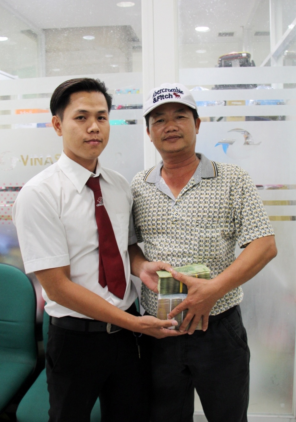 
Vui mừng nhận lại tài sản, anh Hoàng Văn Sơn gửi lời cảm ơn đến anh tài xế và công ty taxi
