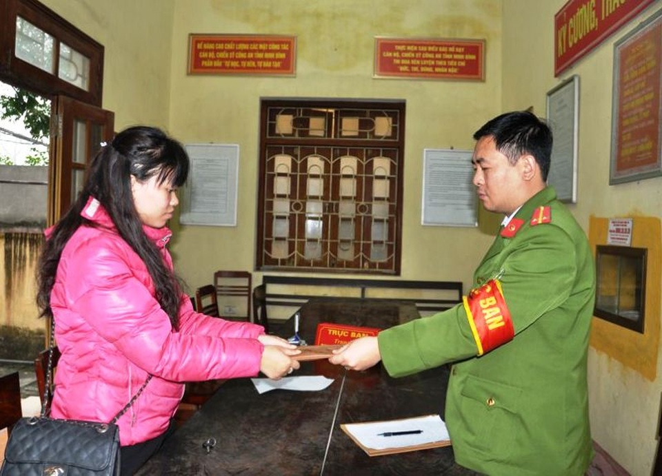 Công an giúp người phụ nữ tìm lại nhẫn, dây chuyền vàng bị đánh rơi - 1 Công an phường Phúc Thành trao lại tài sản bị mất cho chị Linh (ảnh: Công an Ninh Bình)