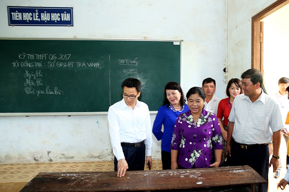 Phó Thủ tướng Vũ Đức Đam: Đảm bảo mọi điều kiện hỗ trợ kịp thời tới thí sinh - 1
Phó Thủ tướng Vũ Đức Đam kiểm tra một điểm thi tại tỉnh Trà Vinh. Ảnh: VGP/Đình Nam