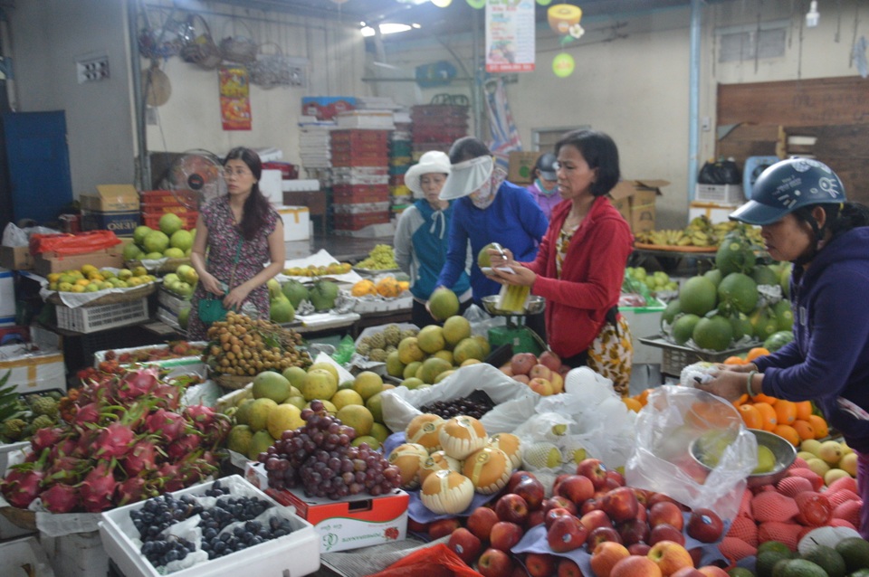 Đà Nẵng: Sôi động thị trường lễ Vu Lan - 2 Các mặt hàng được nhiều người mua là trái cây