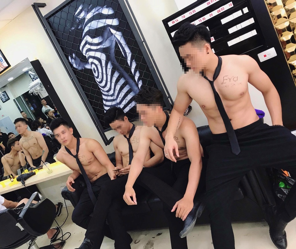 Rộ mốt thuê trai đẹp, cơ bắp bán hàng ở Hà Nội - 4 Rộ mốt thuê trai đẹp, cơ bắp bán hàng ở Hà Nội - 4