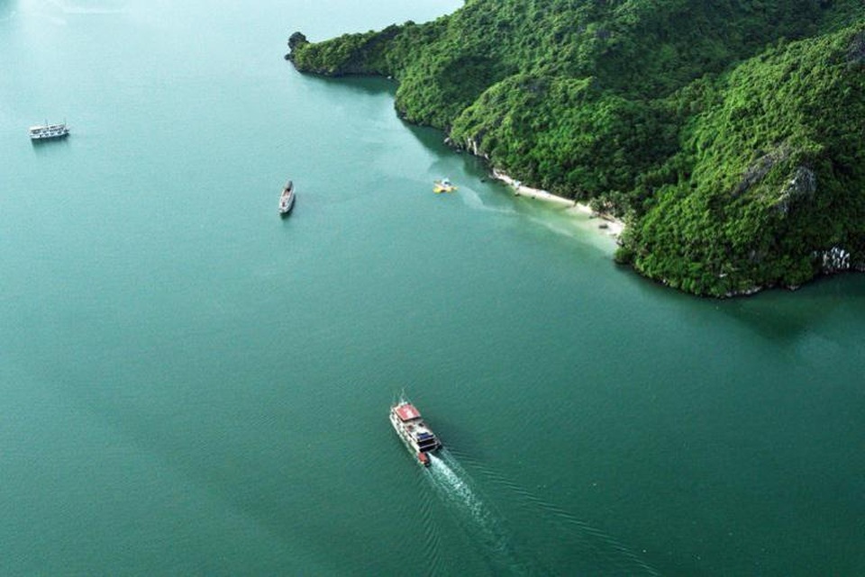 Ngoài chèo kayak, Hạ Long còn hấp dẫn bởi hàng nghìn trải nghiệm thú vị - 4 Không chỉ giúp hành khách tiết kiệm thời gian khi di chuyển tới các địa danh du lịch nổi tiếng, thủy phi cơ còn đem đến những góc nhìn đẹp của những danh lam thắng cảnh.