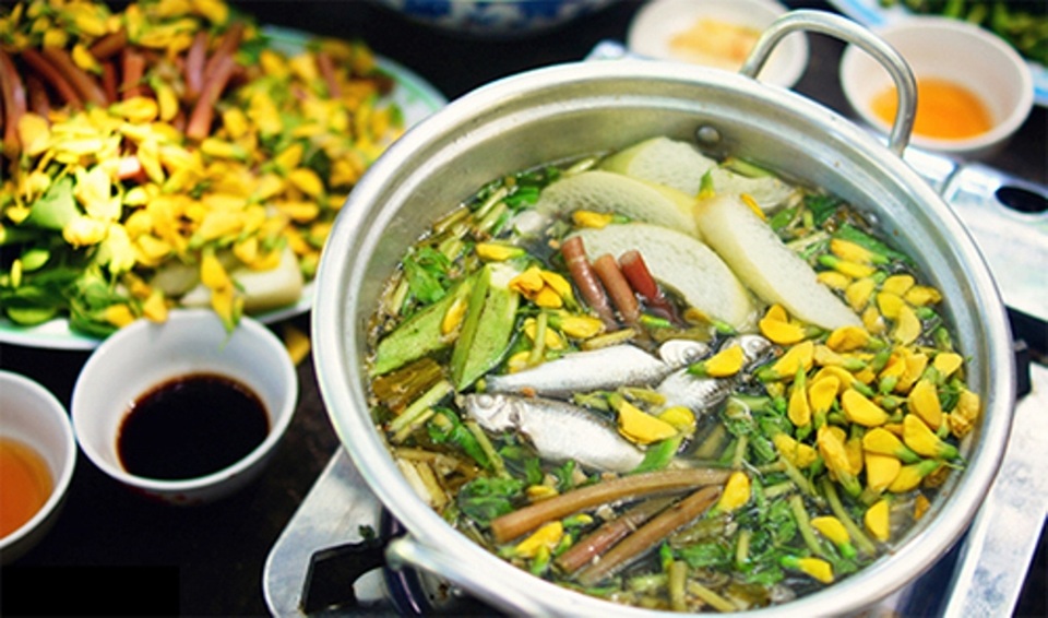 Ngây ngất với những trải nghiệm chỉ có ở miền Tây - 5 Đến miền Tây, đừng bỏ qua cơ hội thưởng thức lẩu cá linh bông điên điển.