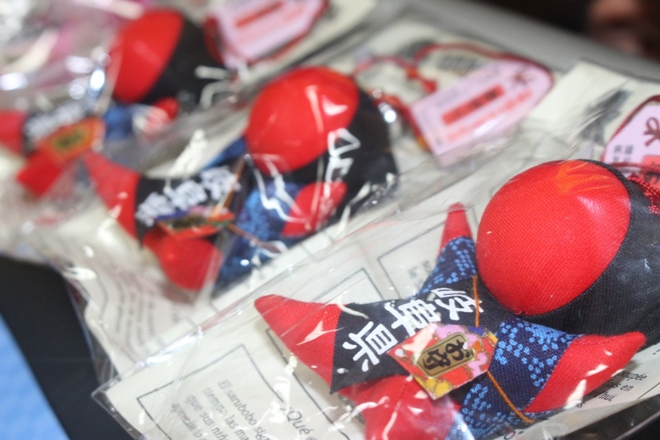 Búp bê cầu may mắn, bình an của Nhật cũng là một trong những món quà được gửi tặng đến khách hàng khi tham gia và thắng gameshow.