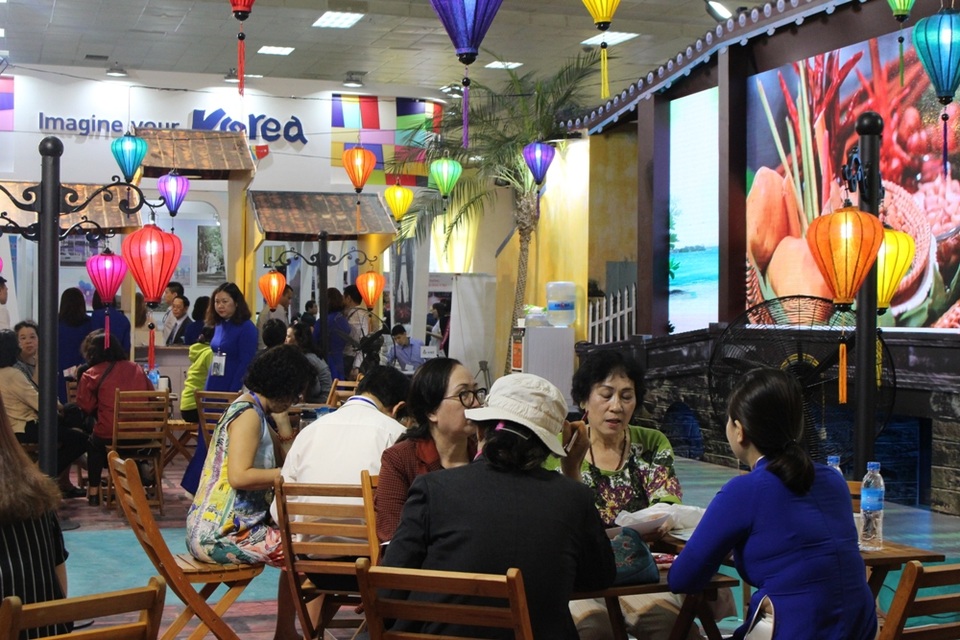 Gian hàng của công ty du lịch lấy bối cảnh của phố cổ Hội An với đèn lồng, các bức tường rêu phong và mái ngói cổ kính cũng là một hình thức quảng cáo du lịch khá mới lạ.