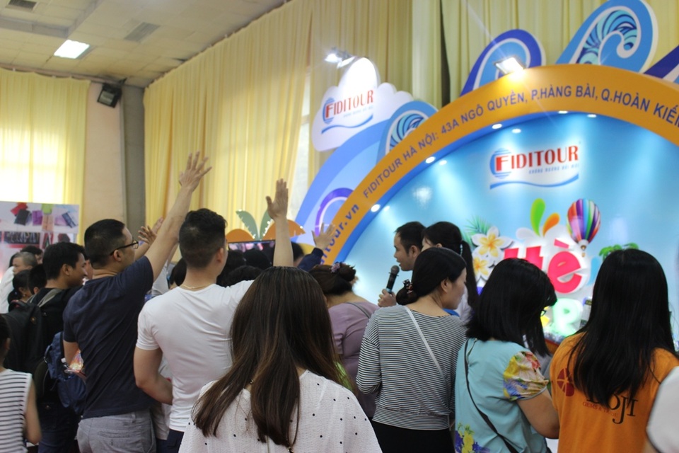 Là ngày thứ 3 diễn ra hội chợ nhưng các gian hàng vẫn chật cứng, tấp nập người qua lại. Nhiều người nhanh chân tìm đến các gian hàng khi có thông báo gameshow để nhận được nhiều phần quà hấp dẫn và các gói tour với giá rẻ đến “giật mình”.