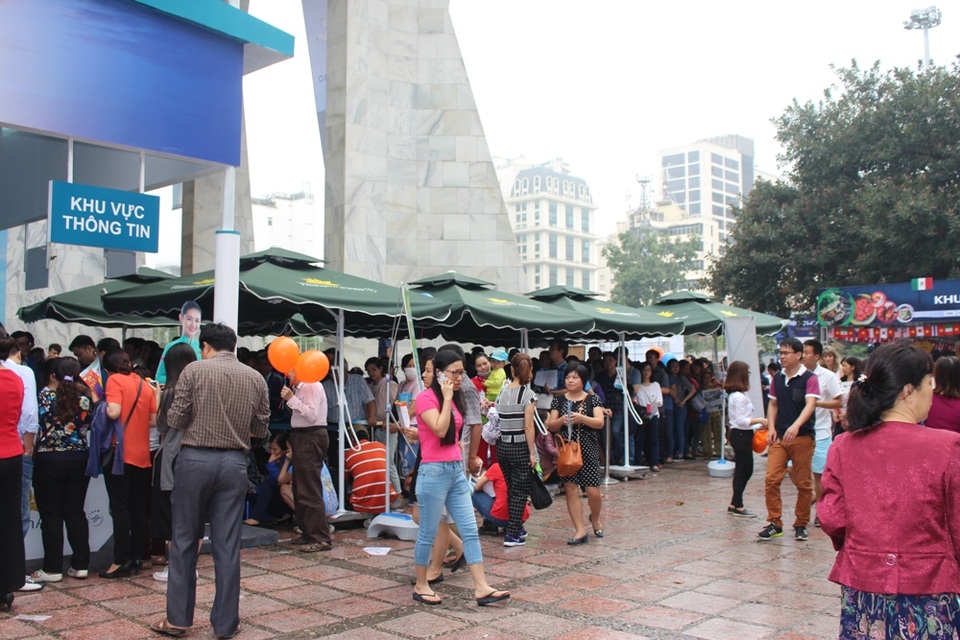 Buổi sáng, dù trời lắc rắc mưa nhưng cũng không ngăn được dòng người kiên nhẫn xếp hàng dài để “săn” vé máy bay giá 0 đồng.