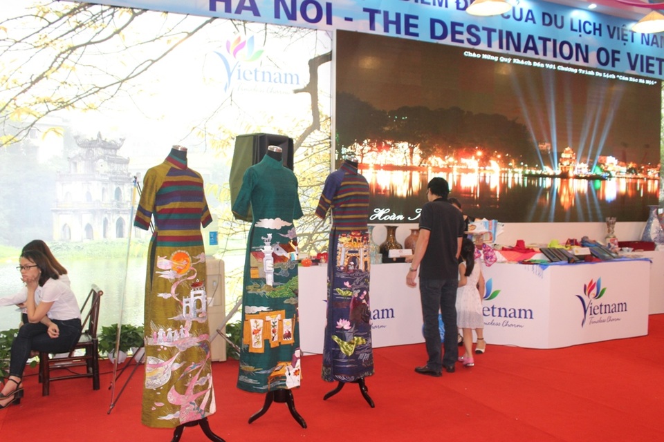Những mẫu áo dài mang đậm bản sắc Việt được trưng bày ngay trước lối ra vào để mọi người dễ dàng nhìn thấy. Trong những ngày đầu diễn ra hội chợ, đây là khu vực thu hút sự chú ý của du khách nước ngoài nhất. Hội chợ được xem là sự kiện có ý nghĩa quan trọng để quảng bá và thúc đẩy ngành du lịch Việt phát triển.