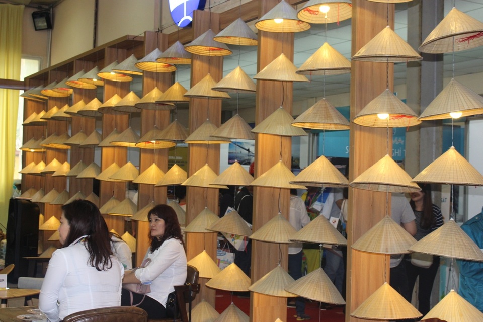 Người Hà Nội thích thú trải nghiệm không gian văn hóa các nước tại VITM 2017 - 7