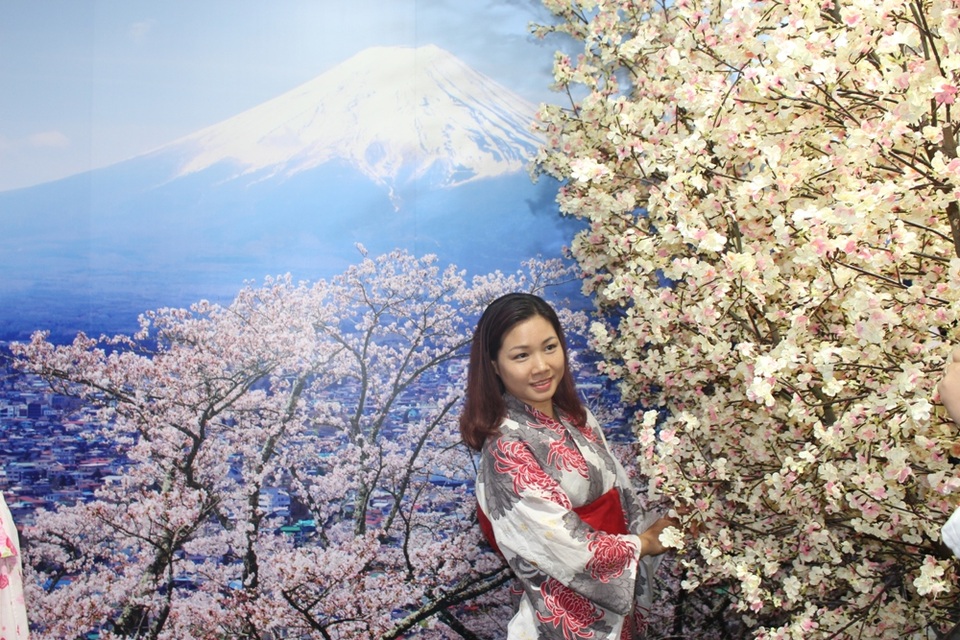 Không chỉ có văn hóa Việt Nam mà văn hóa các nước bạn cũng được mang về giữa lòng Hà Nội, đến gần với du khách Việt thông qua trang phục, món ăn và những hiện vật tượng trưng cho truyền thống các nước.