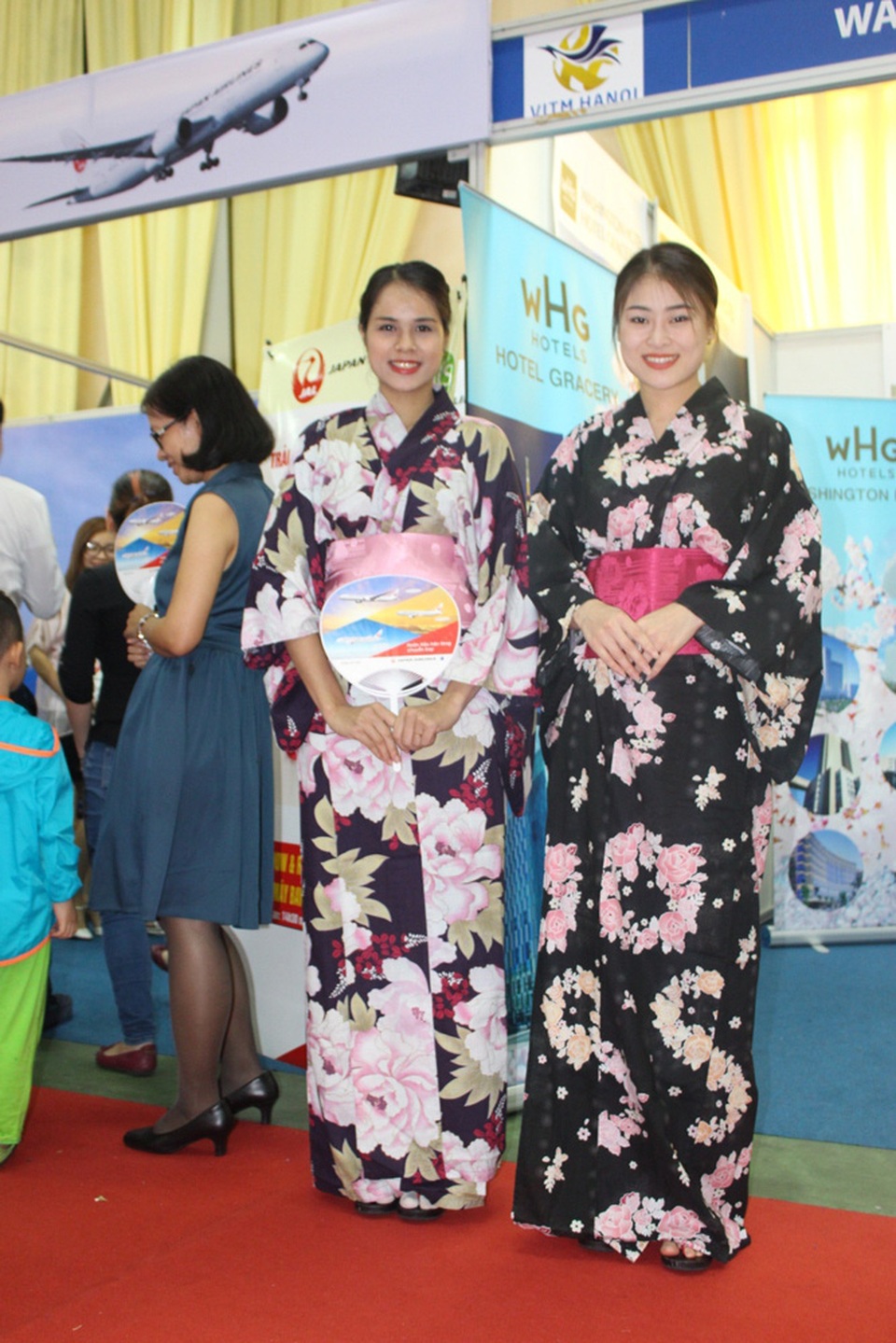 Nhiều gian hàng có riêng khu vực cho khách mặc thử kimono, chụp ảnh với hoa đào và núi Phú Sĩ.