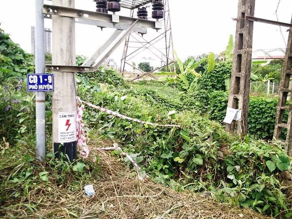Công ty điện lực thông tin vụ người dân bị điện giật chết khi đi hái rau - 3 Tường rào khhu vực Trạm biến áp bị thấp xuống do quá trình tôn nền đường xây dựng đô thị, nhiều người dân không biết để tránh xa khu vực nguy hiểm.