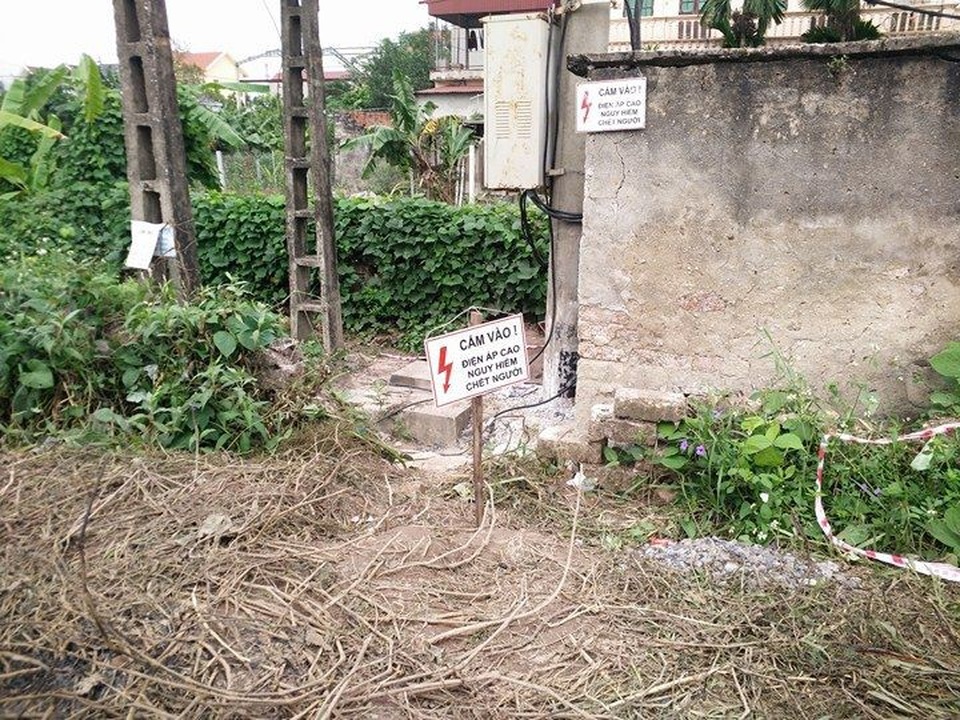 Công ty điện lực thông tin vụ người dân bị điện giật chết khi đi hái rau - 2 Biển cảnh báo nguy hiểm chết người được đặt khắp nơi quanh Trạm biến áp.