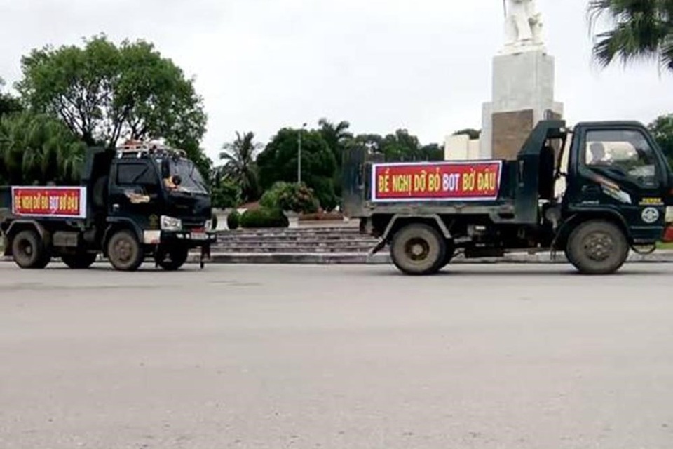 Ai đã tùy tiện phê duyệt thêm trạm thu phí BOT - sao không chịu trách nhiệm? - 1
Căng băngrôn phản đối trạm thu phí BOT Bờ Dậu (ảnh: Laodong.vn).